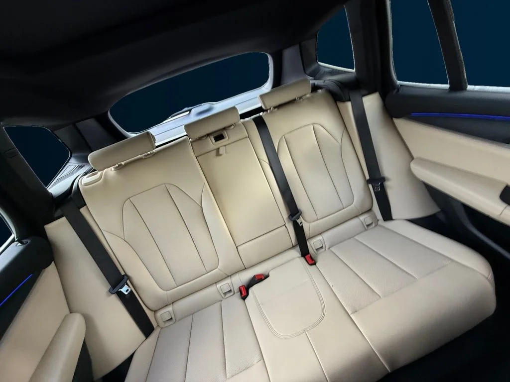 Used 2024 White BMW sDrive30i image 18