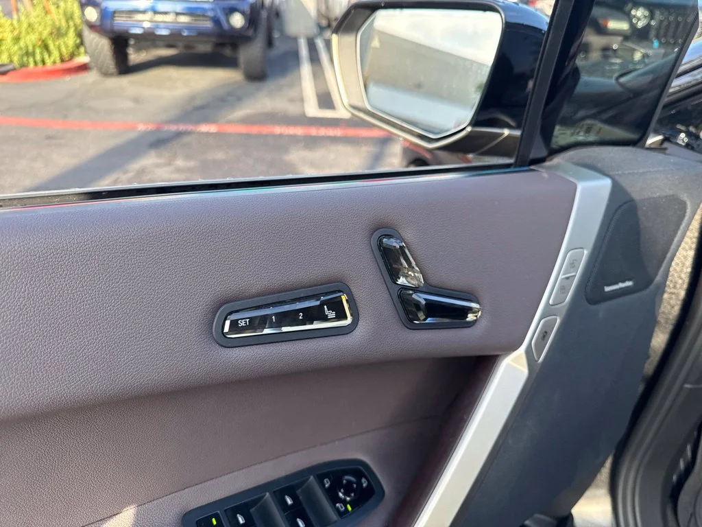 Used 2023 Black BMW xDrive50 image 5