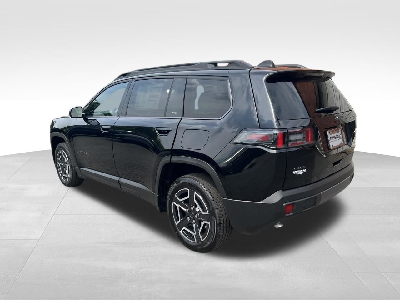 New 2026 Diamond Black Crystal Pearl-Coat Exterior Paint Jeep Limited image 3