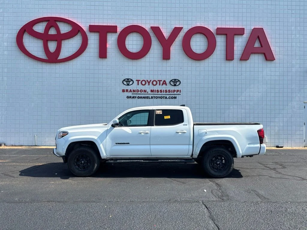 Used 2022 White Toyota SR5 image 4