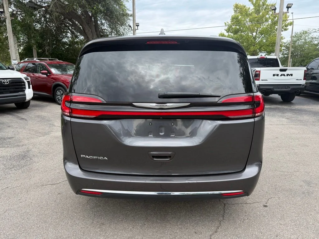 Used 2022 Crystal Metallic Chrysler Touring L image 5
