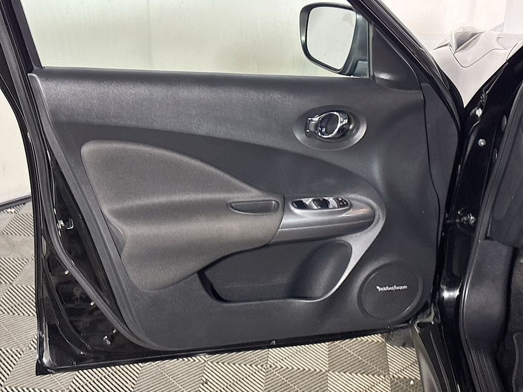 Used 2015 Super Black Nissan SL image 10