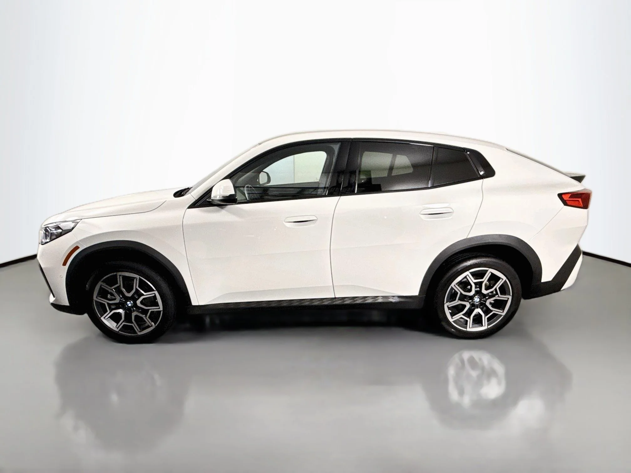 Used 2026 Alpine White BMW xDrive28i image 4