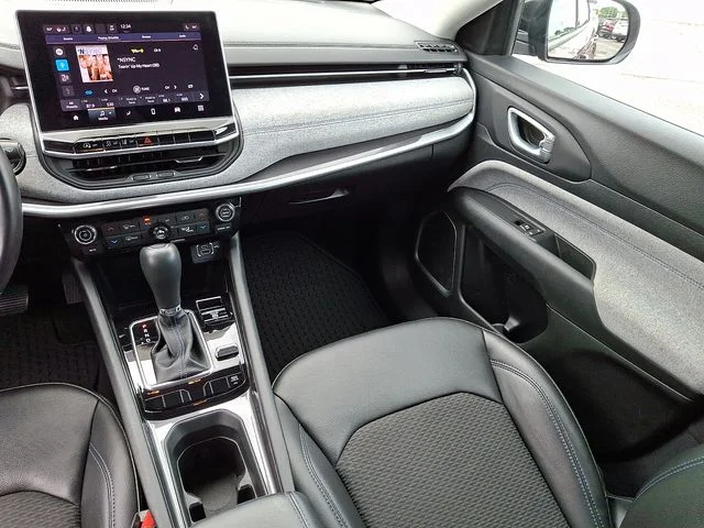 Used 2022 Red Jeep Latitude image 16