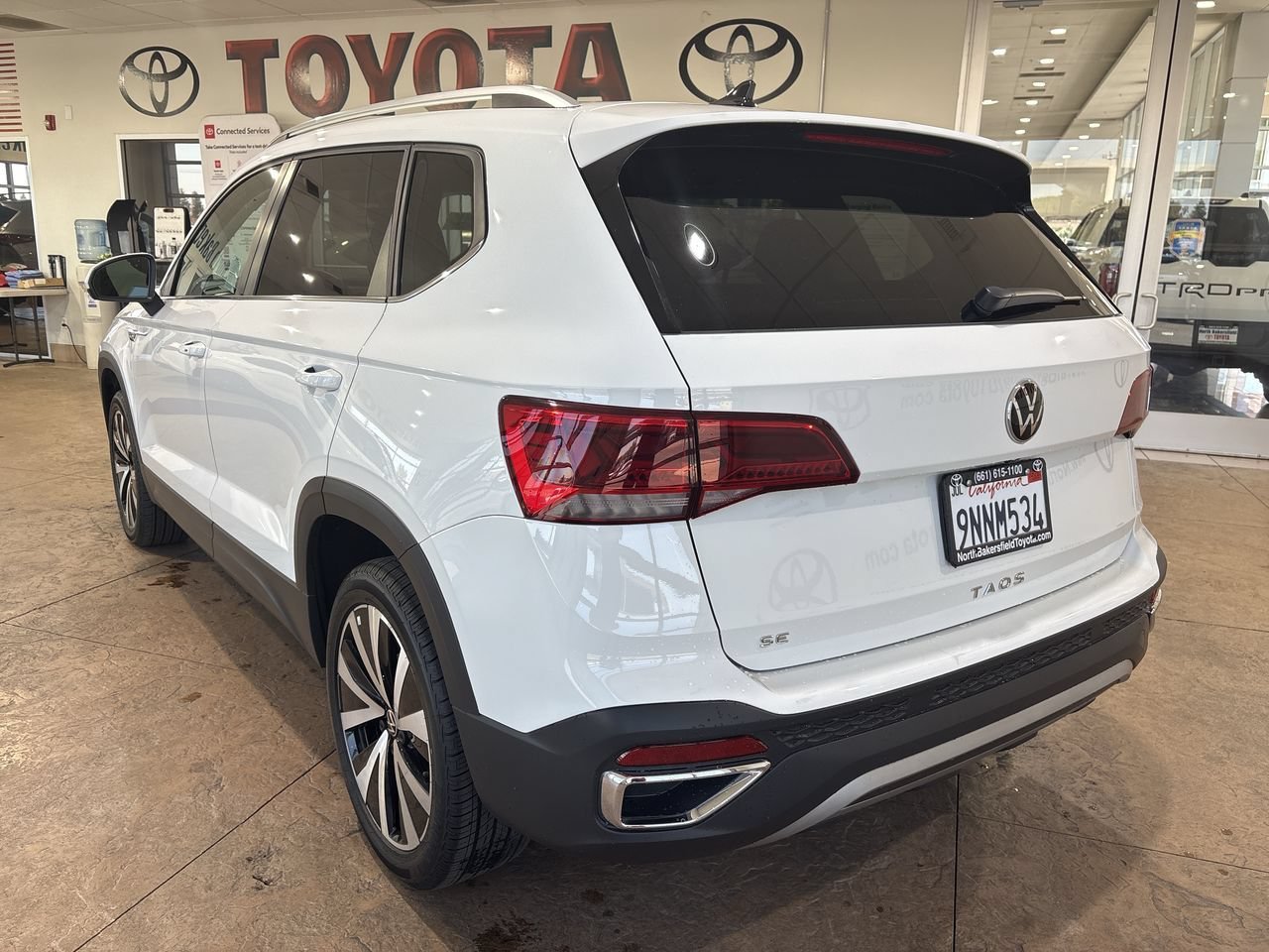 Used 2024 Pure White Volkswagen SE image 8