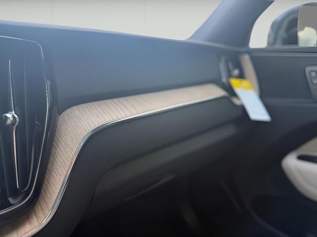 2026 Volvo XC60 Plus - Photo 22