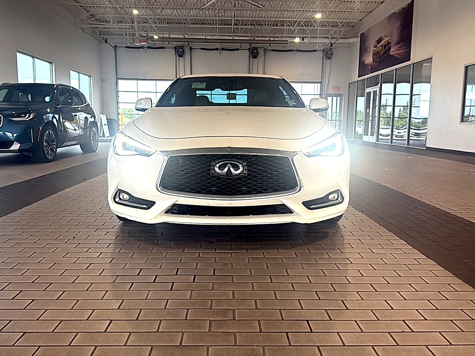 Used 2018 Majestic White INFINITI 3.0t LUXE image 2