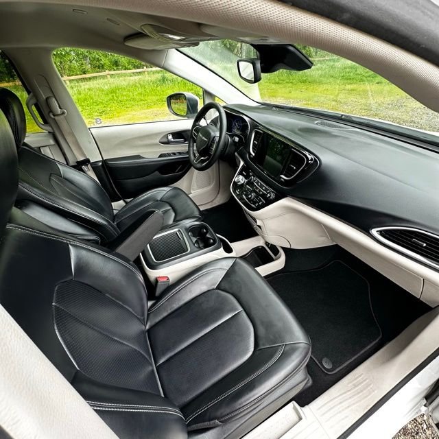 Used 2023 Bright White Clearcoat Chrysler Touring L image 23