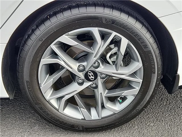 Used 2023 White Hyundai SEL image 7