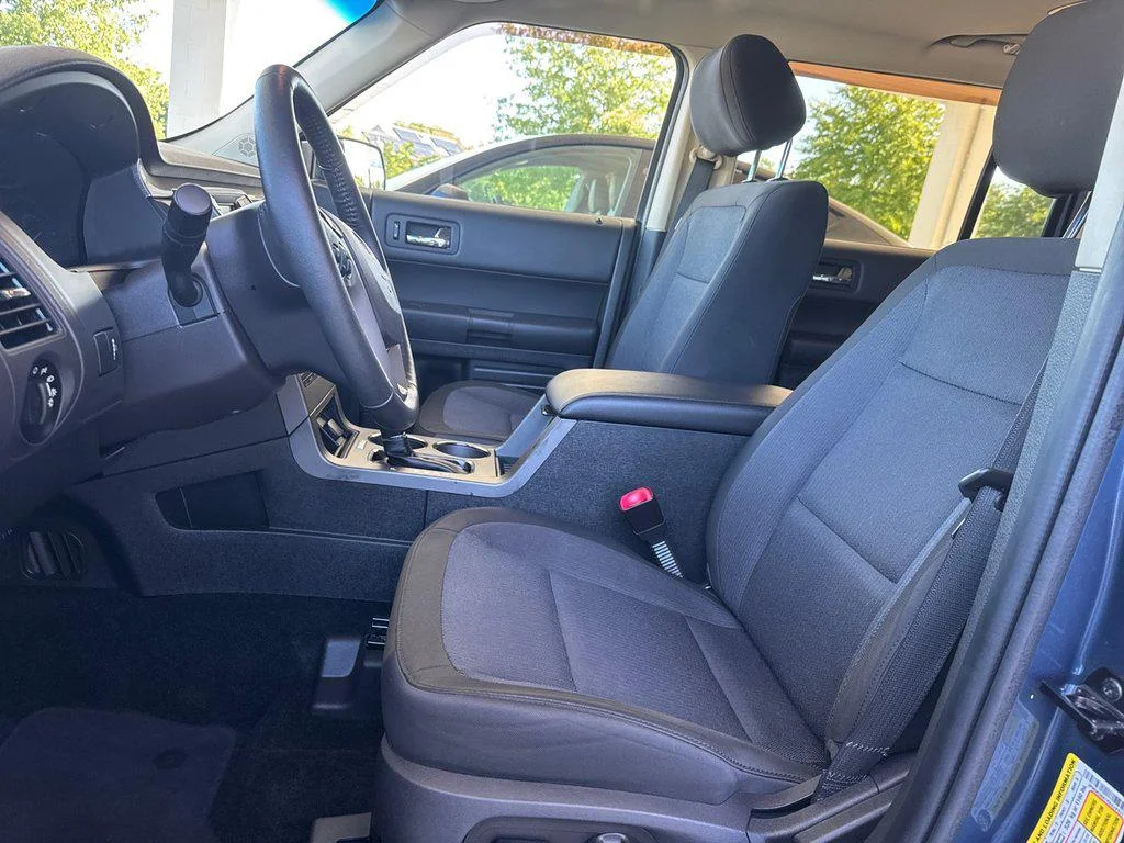 Used 2019 Blue Metallic Ford SE FWD image 13