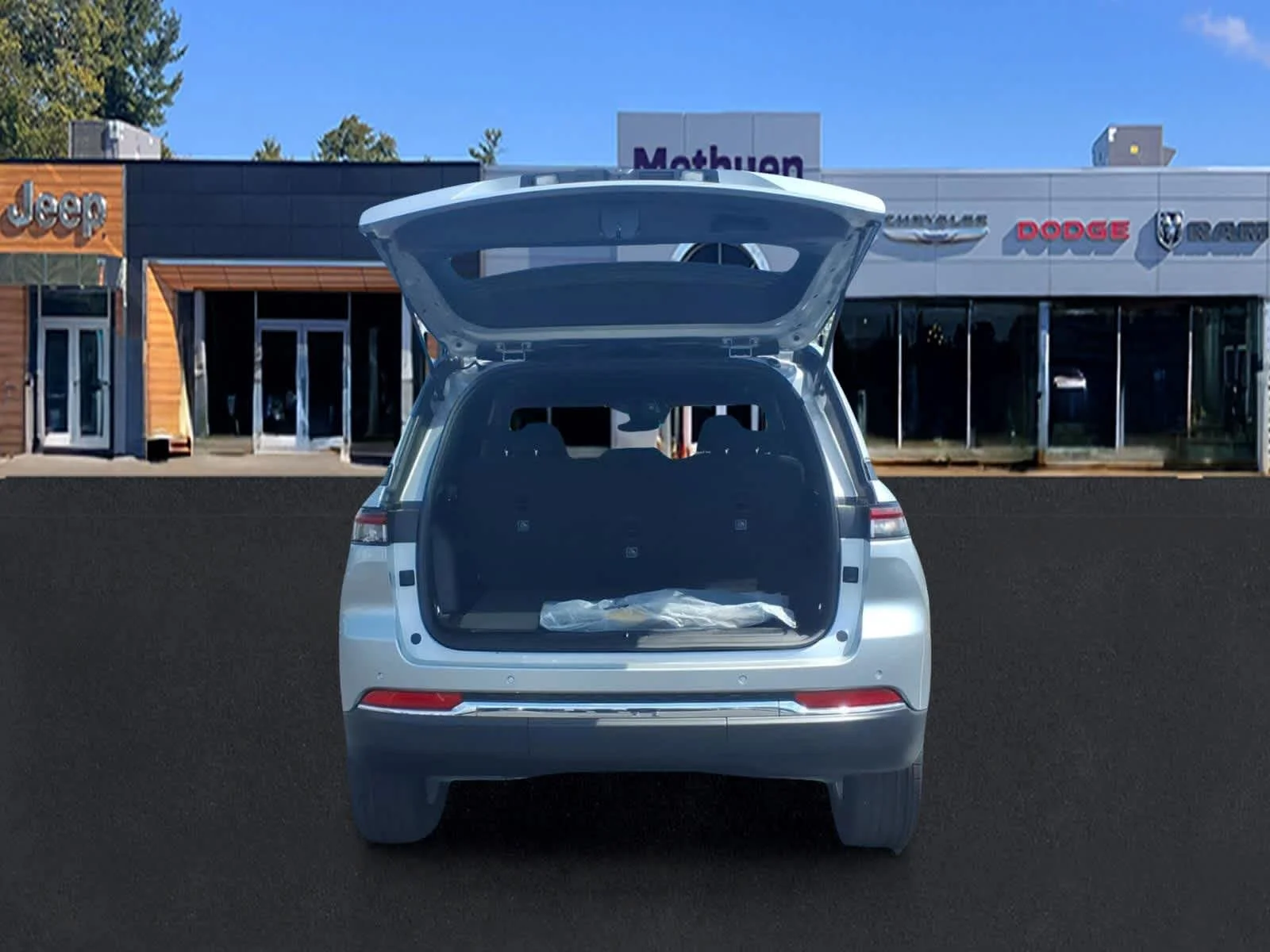 New 2026 Silver Zynith Exterior Paint Jeep Laredo image 5