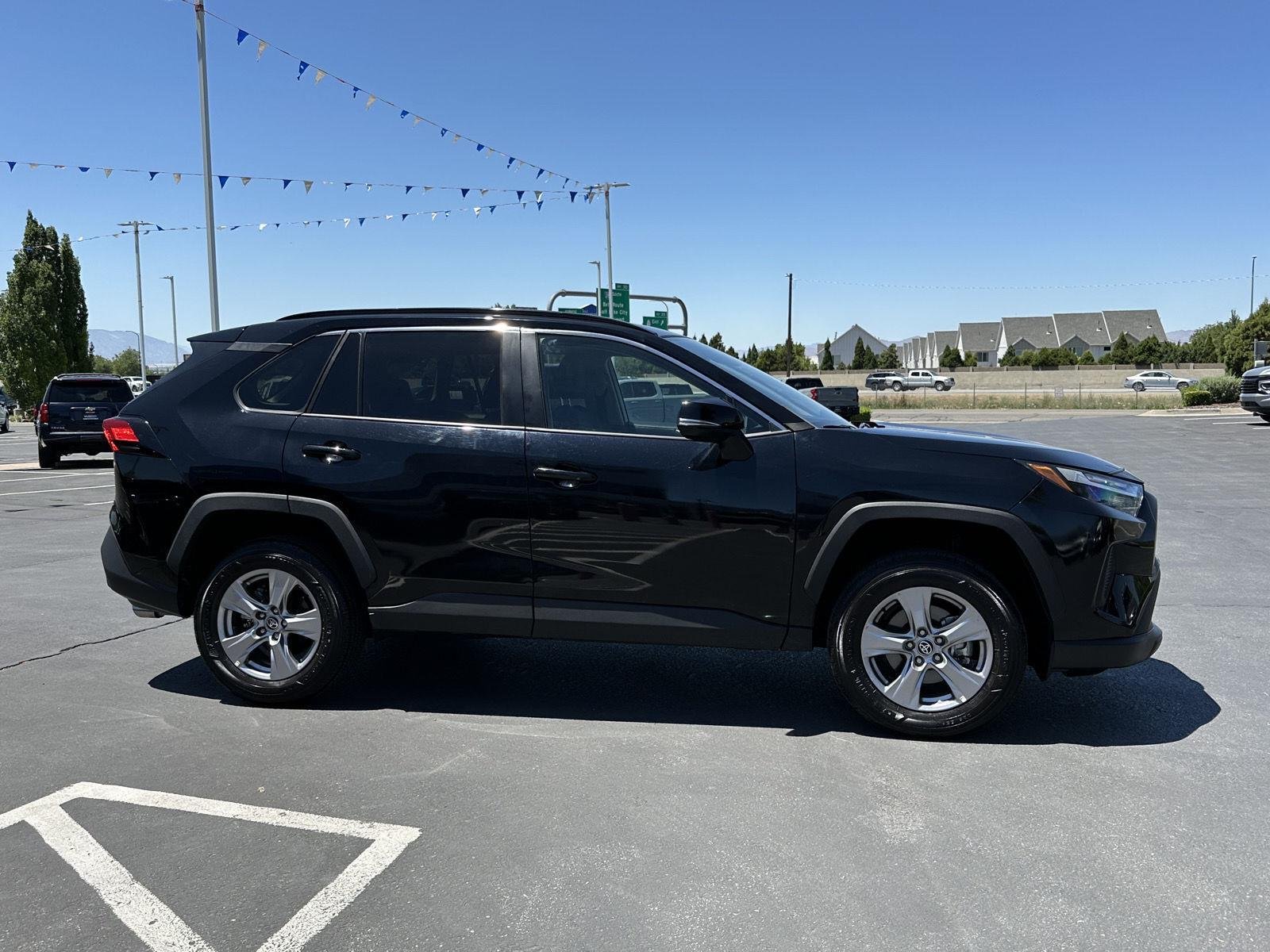 2025 Toyota RAV4 XLE - Photo 7