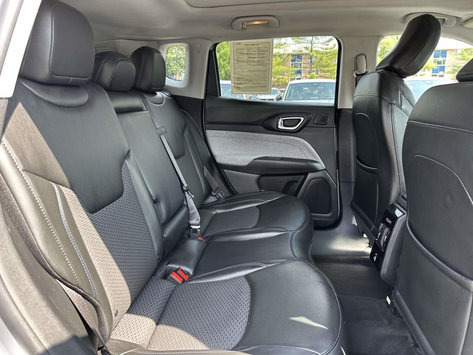Used 2022 Silver Jeep Latitude image 35