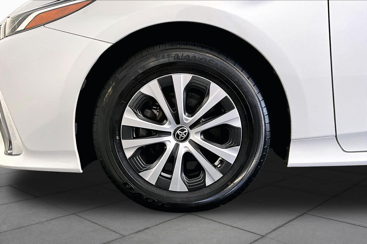 Used 2022 Wind Chill Pearl Toyota LE image 10
