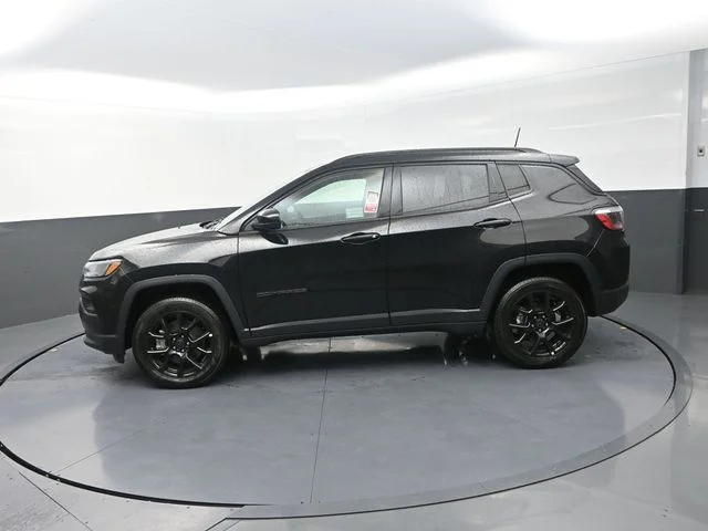 New 2026 Diamond Black Crystal Pearl-Coat Exterior Paint Jeep Latitude image 6