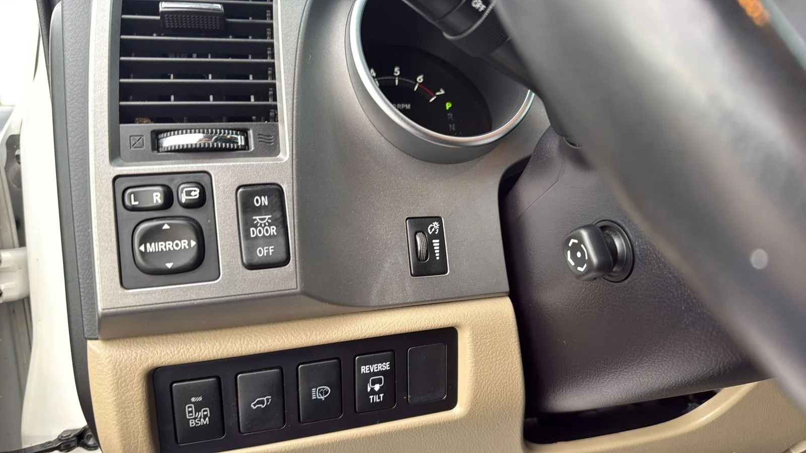 Used 2014 White Toyota Platinum image 17