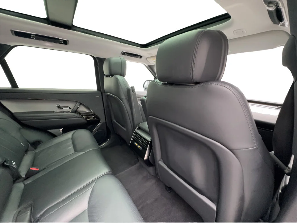 Used 2023 White Land Rover SE image 29