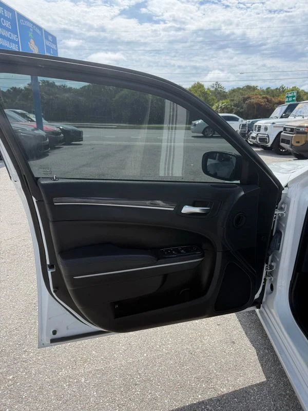 Used 2019  Chrysler Touring image 8
