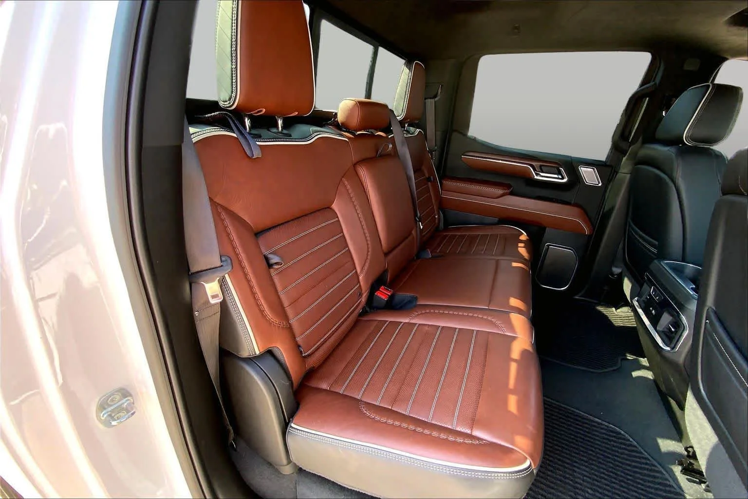 Used 2024 White Frost Tricoat GMC Denali Ultimate image 19
