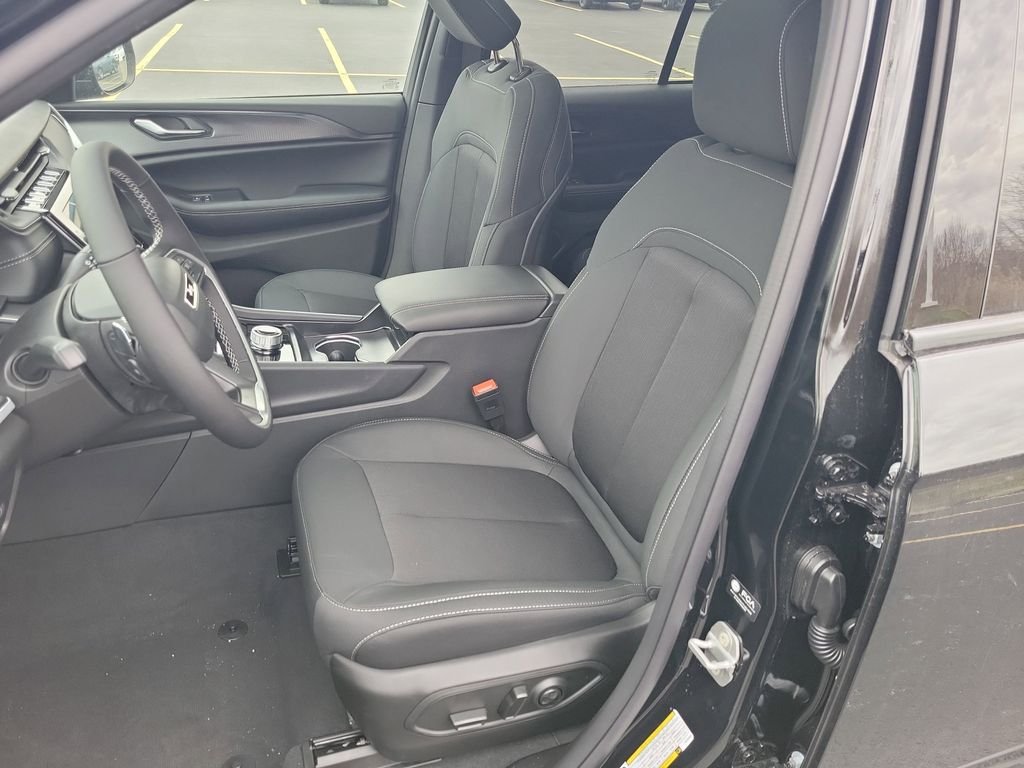 New 2026 Diamond Black Crystal Pearlcoat Jeep Laredo X image 20