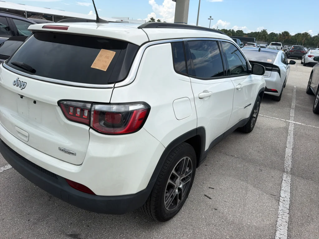 Used 2019 White Clearcoat Jeep Latitude w/Sun/Wheel Pkg image 3