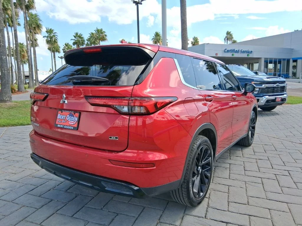 Used 2024  Mitsubishi SE image 5