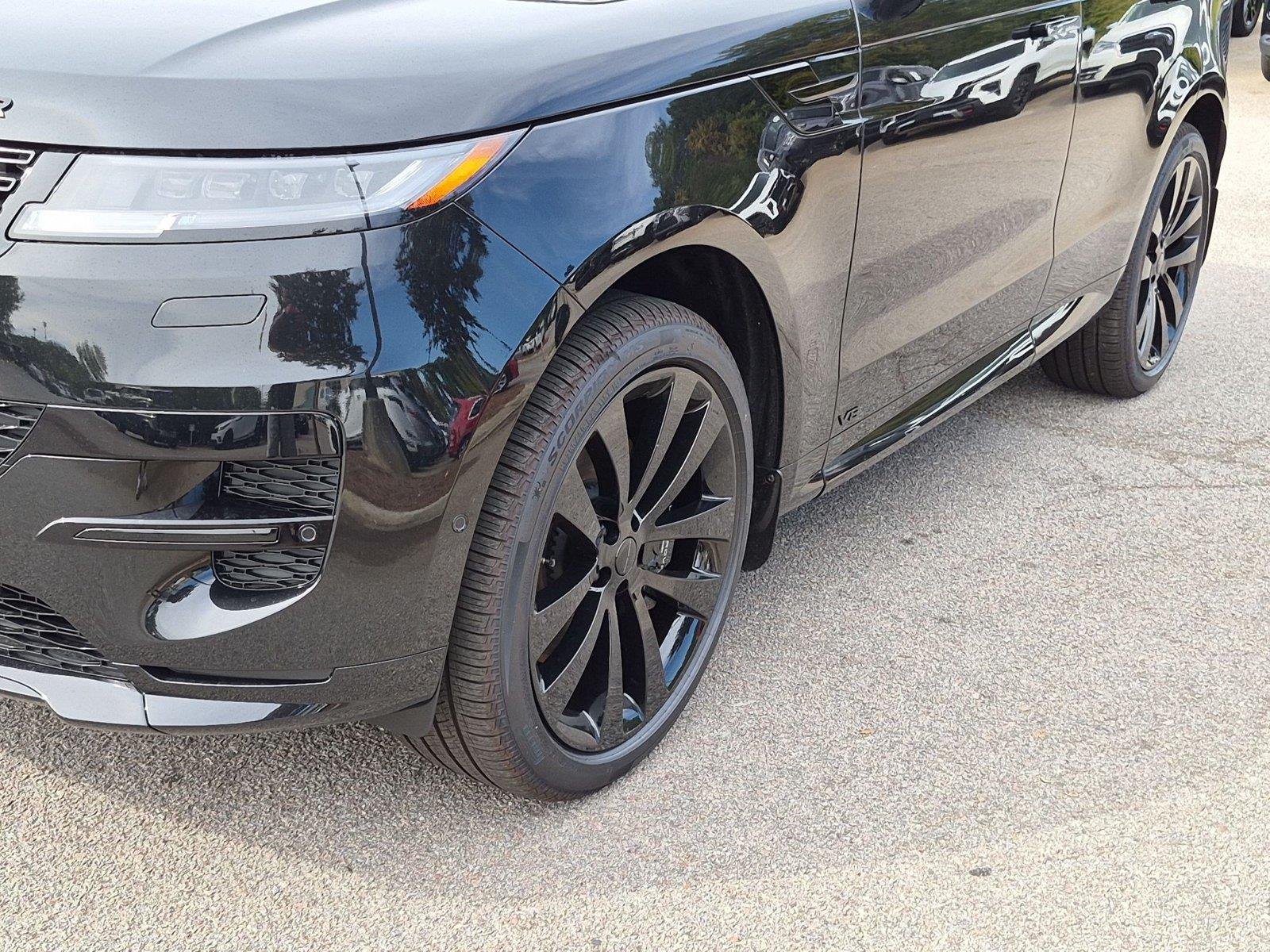 New 2027 Santorini Black Land Rover Dynamic SE image 8
