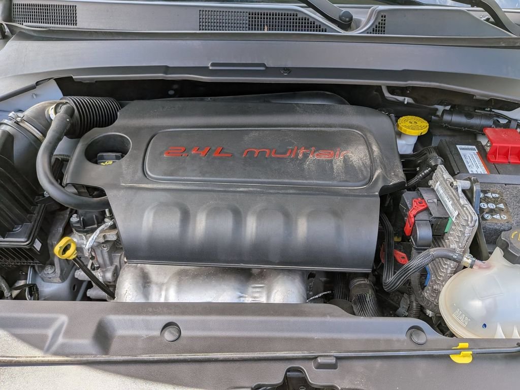 Used 2022 White Jeep Latitude image 28