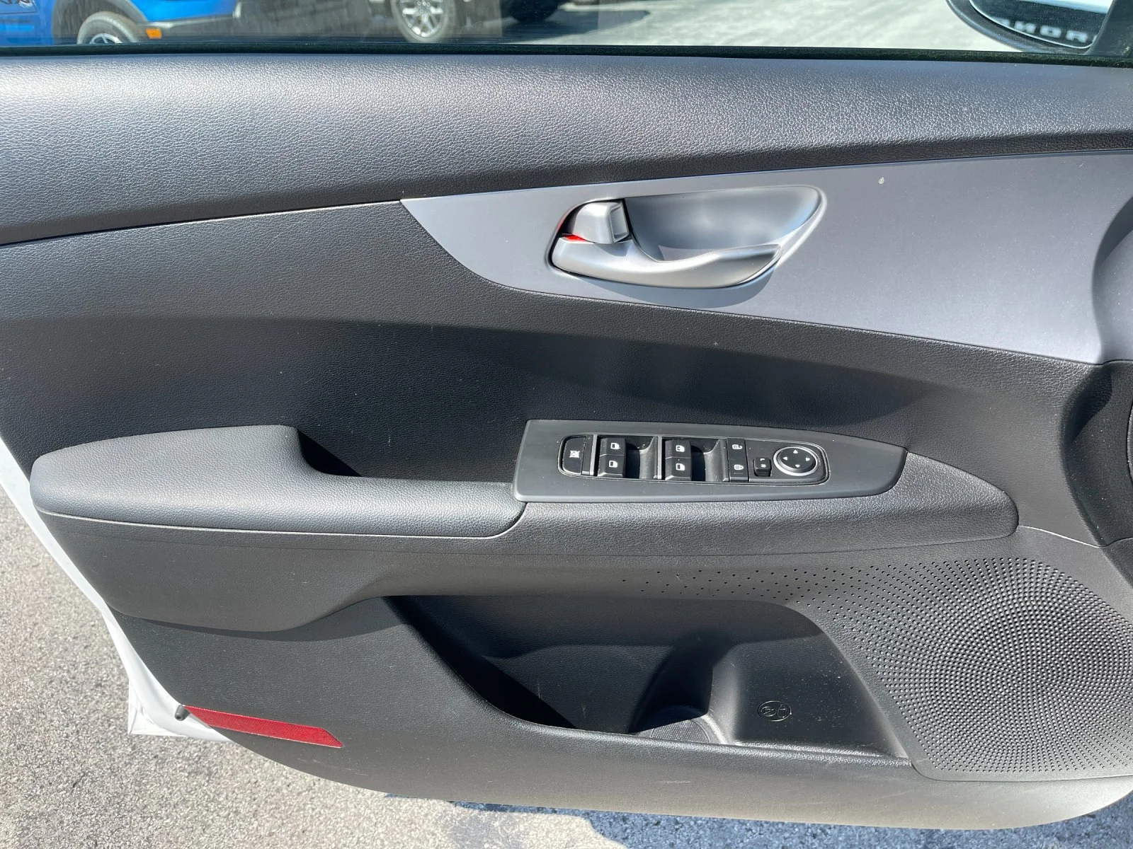 Used 2023 White Kia LXS image 12