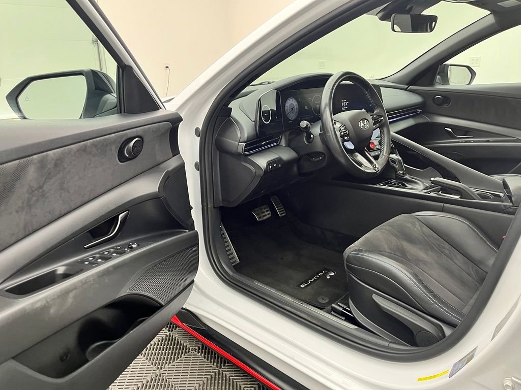 Used 2022 White Hyundai Base image 16
