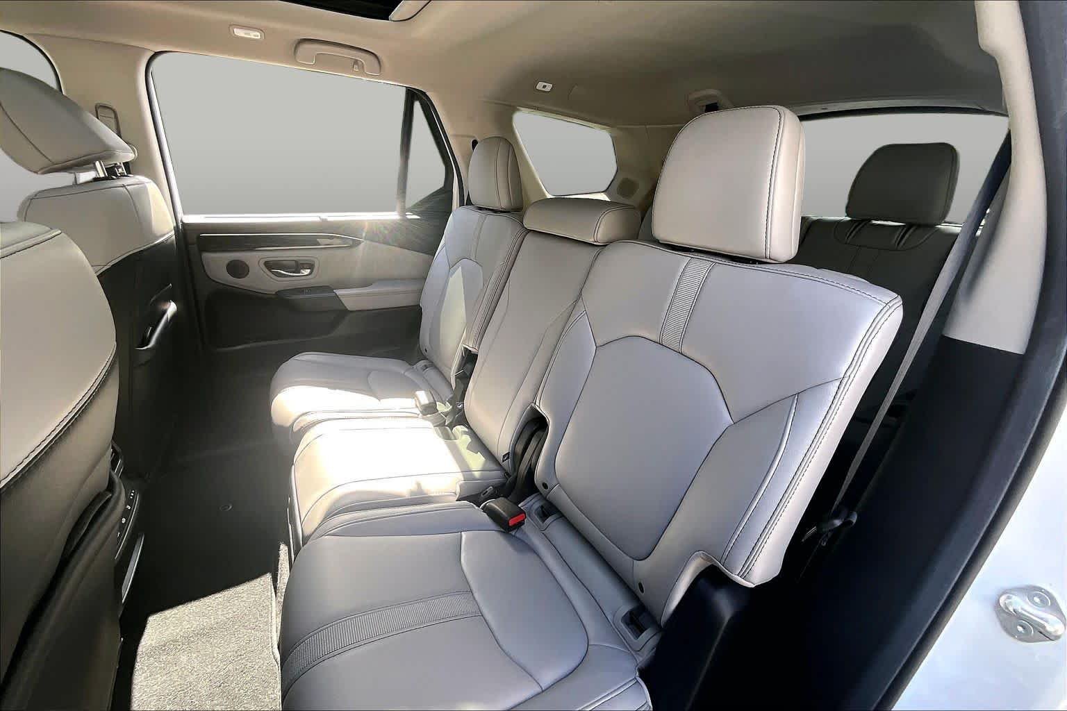 Used 2025 Platinum White Pearl Honda Touring image 20