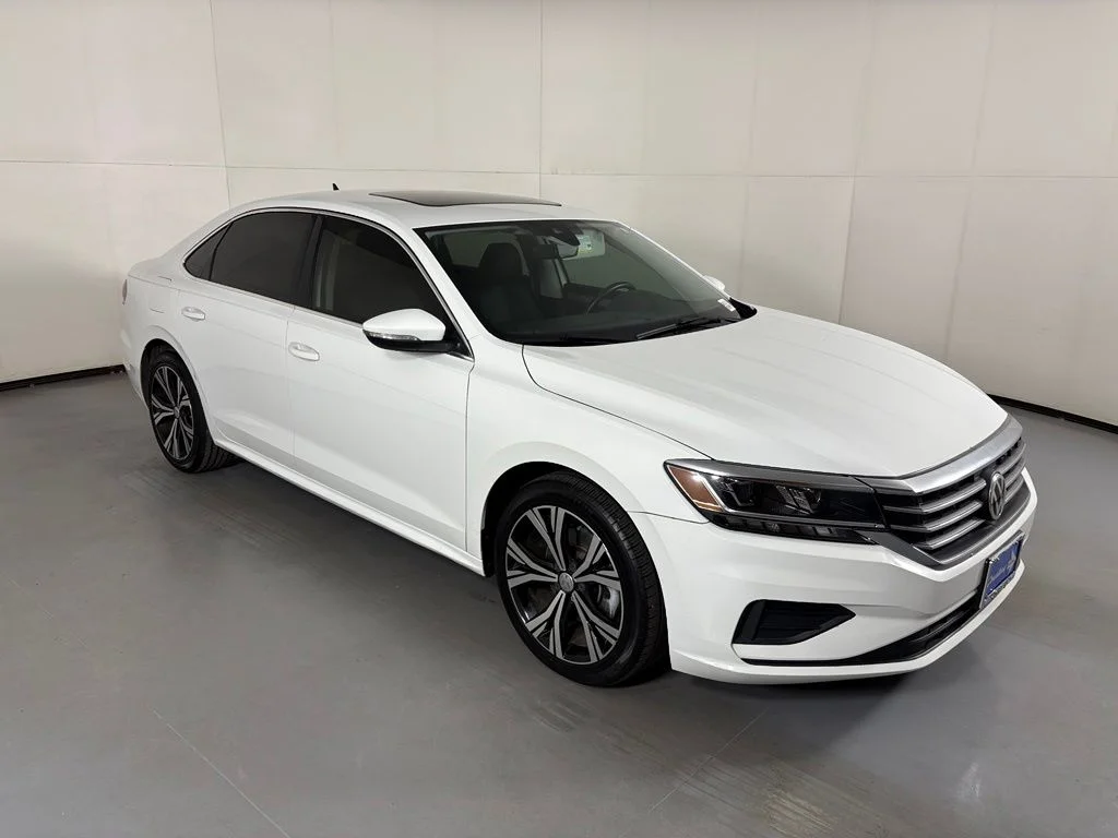 Used 2022  Volkswagen 2.0T SE image 2