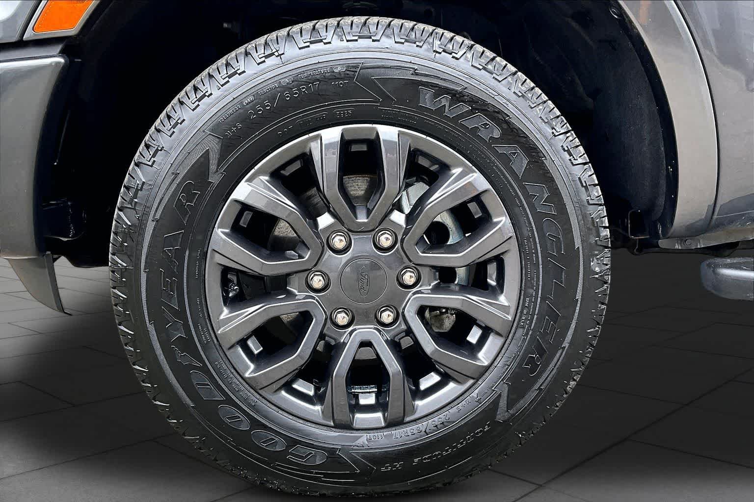Used 2019 Magnetic Metallic Ford LARIAT image 11