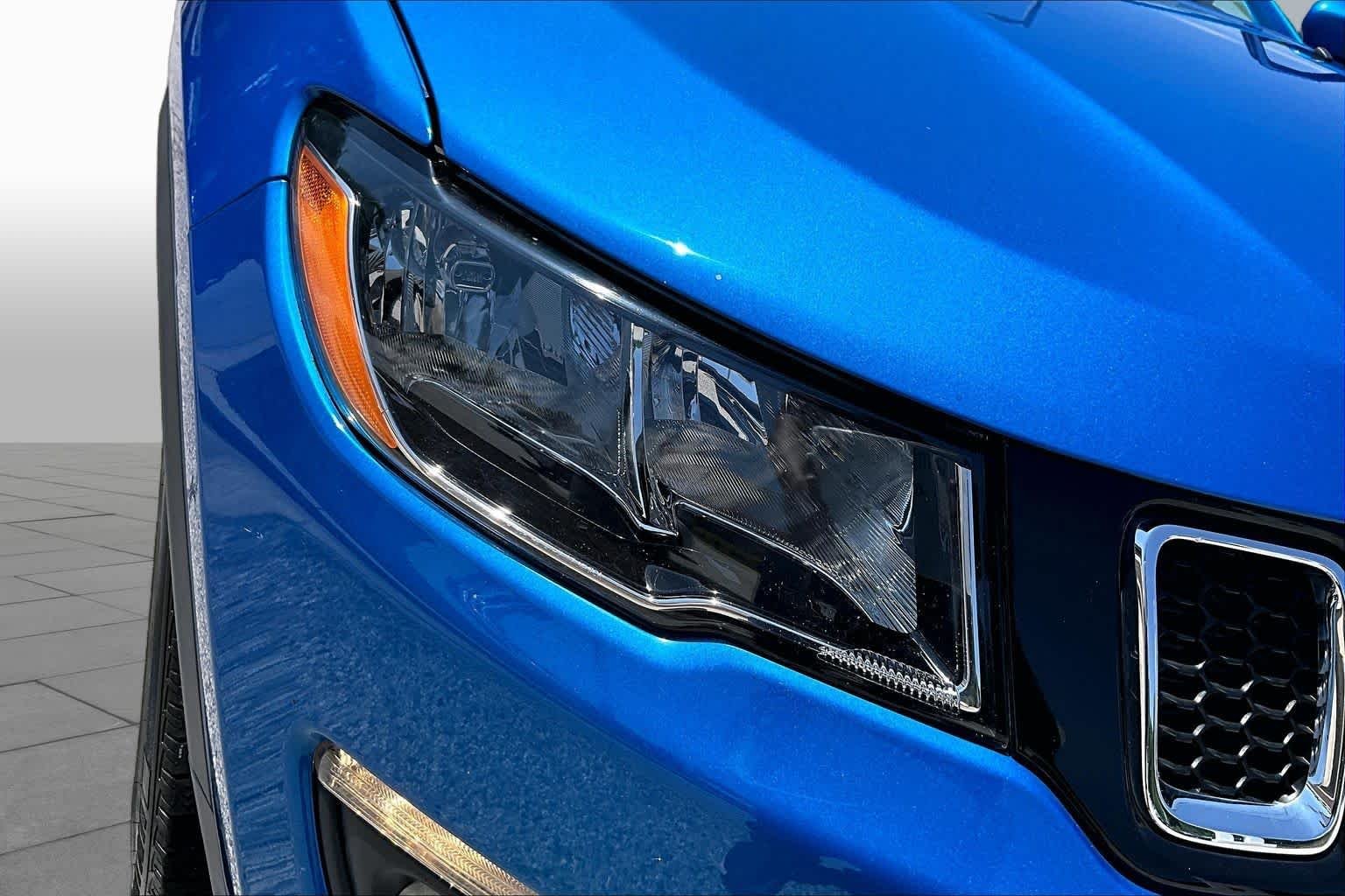 Used 2018 Laser Blue Pearlcoat Jeep Latitude image 26