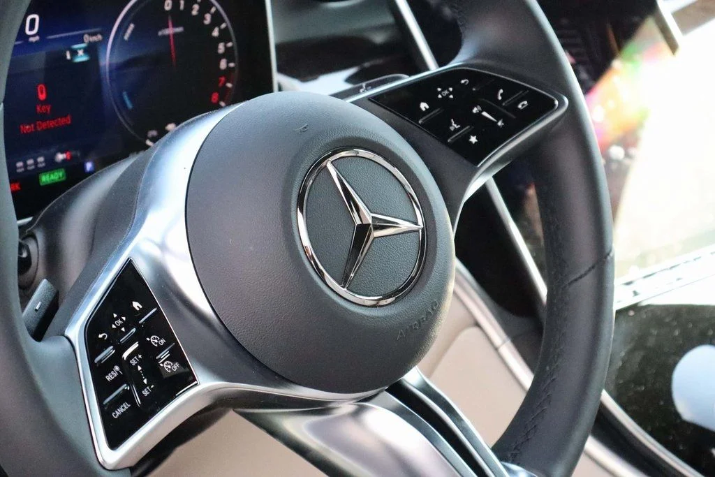 Used 2025 Polar White Mercedes-Benz GLC 350e image 24
