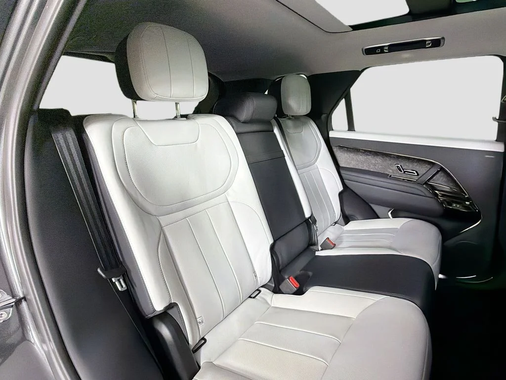 Used 2023 Gray Land Rover SE Dynamic image 28