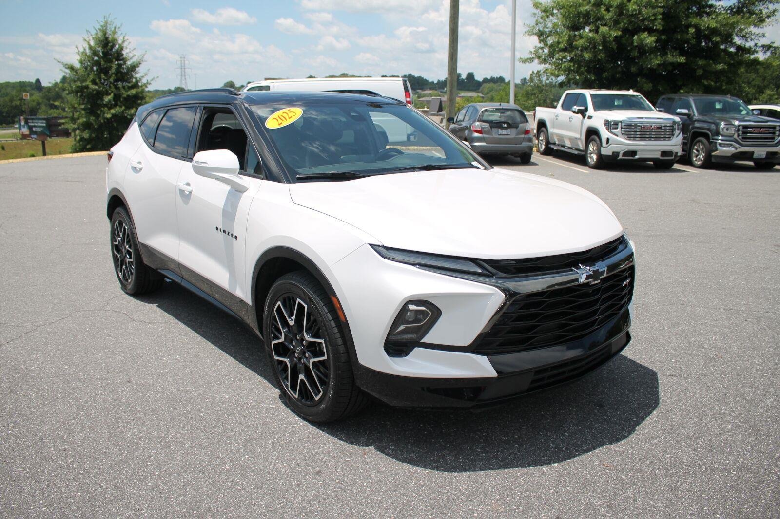 Used 2025 Iridescent Pearl Tricoat Chevrolet RS image 2