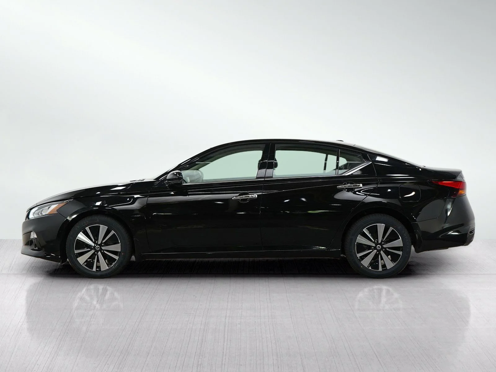 Used 2019 Nissan Altima SV with VIN 1N4BL4DW8KN303223 for sale in Minneapolis, Minnesota