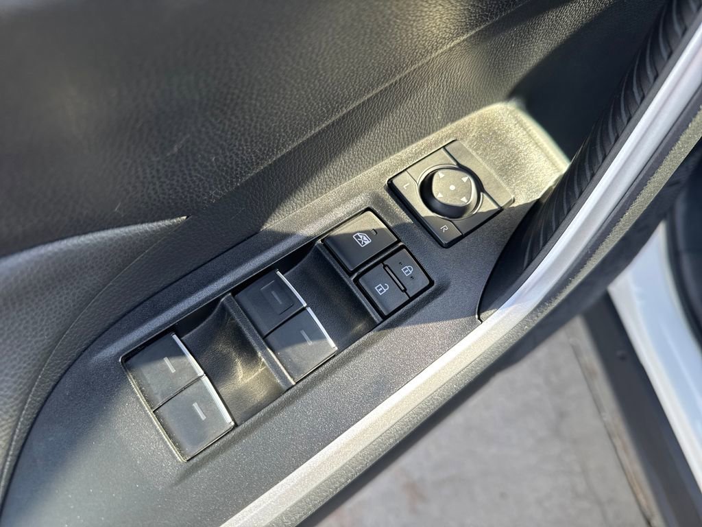 2025 Toyota RAV4 XLE - Photo 16