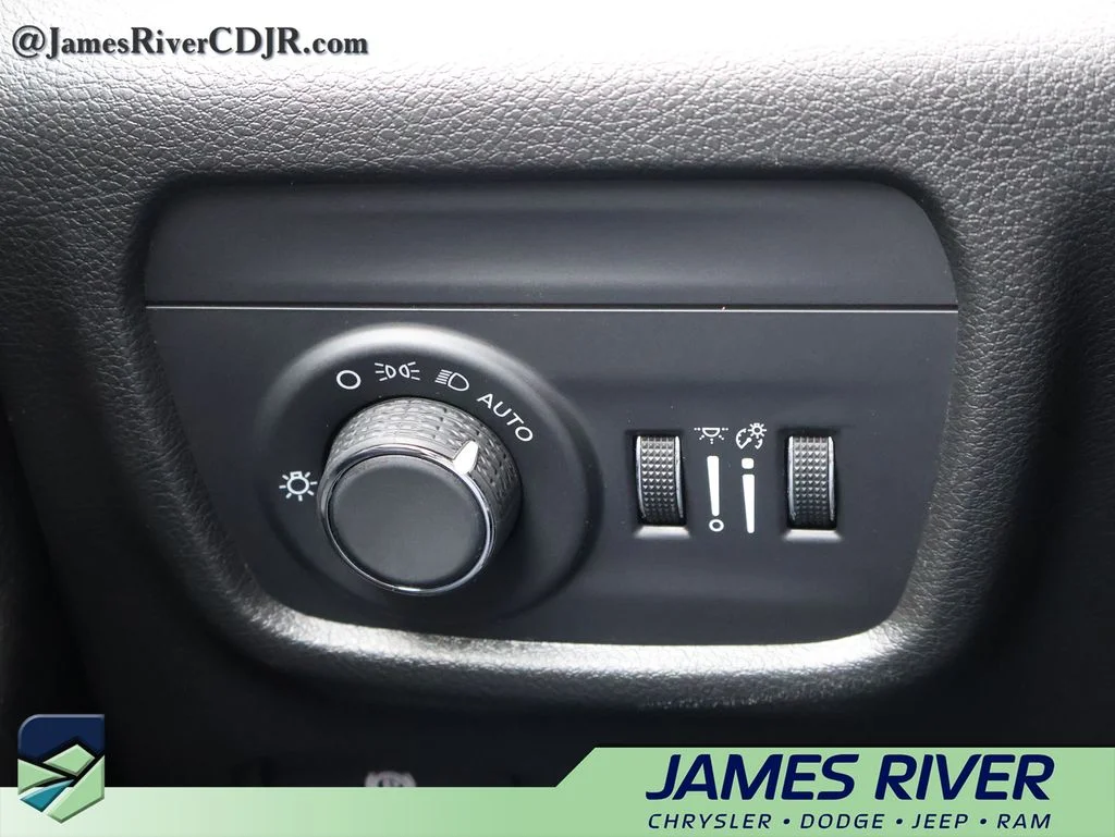 Used 2024 Silver Jeep Altitude image 32
