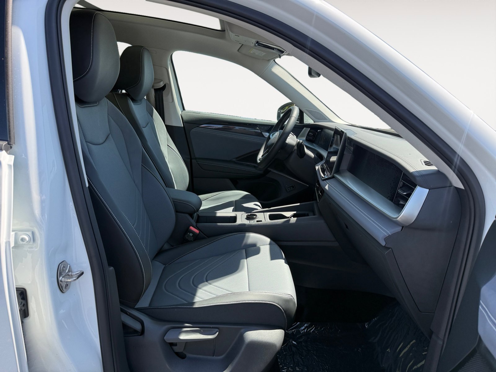 New 2026 Pure White Volkswagen SE image 19