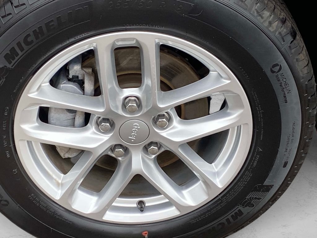 Used 2025 White Jeep Laredo X image 29