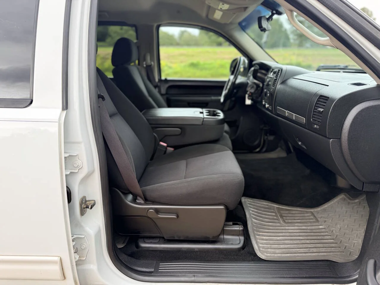 Used 2011 White GMC SLE 4x2 4dr Crew Cab 5.8 ft. SB image 14