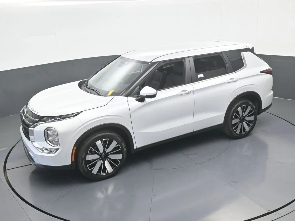 New 2026 Diamond White Mitsubishi SE image 56