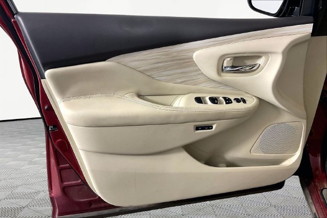 Used 2015 Red Nissan SL image 12