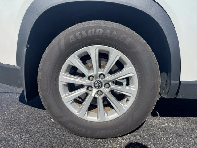 Used 2025 Pearl Toyota XLE image 10