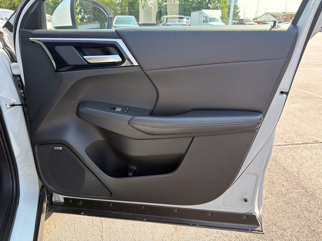 Used 2025  Mitsubishi SE image 25