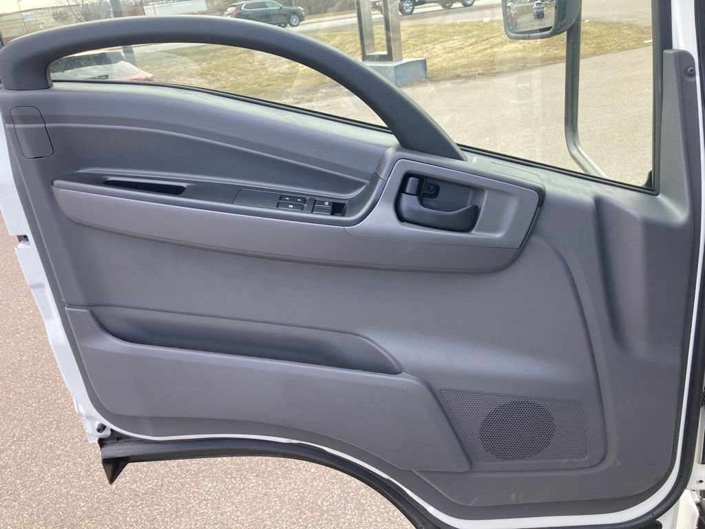 New 2025 Arc White Chevrolet MEDIUM ASH GRAY image 7