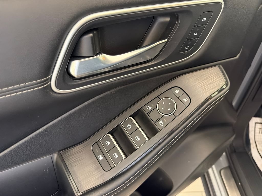 Used 2025 Gray Nissan Platinum image 11