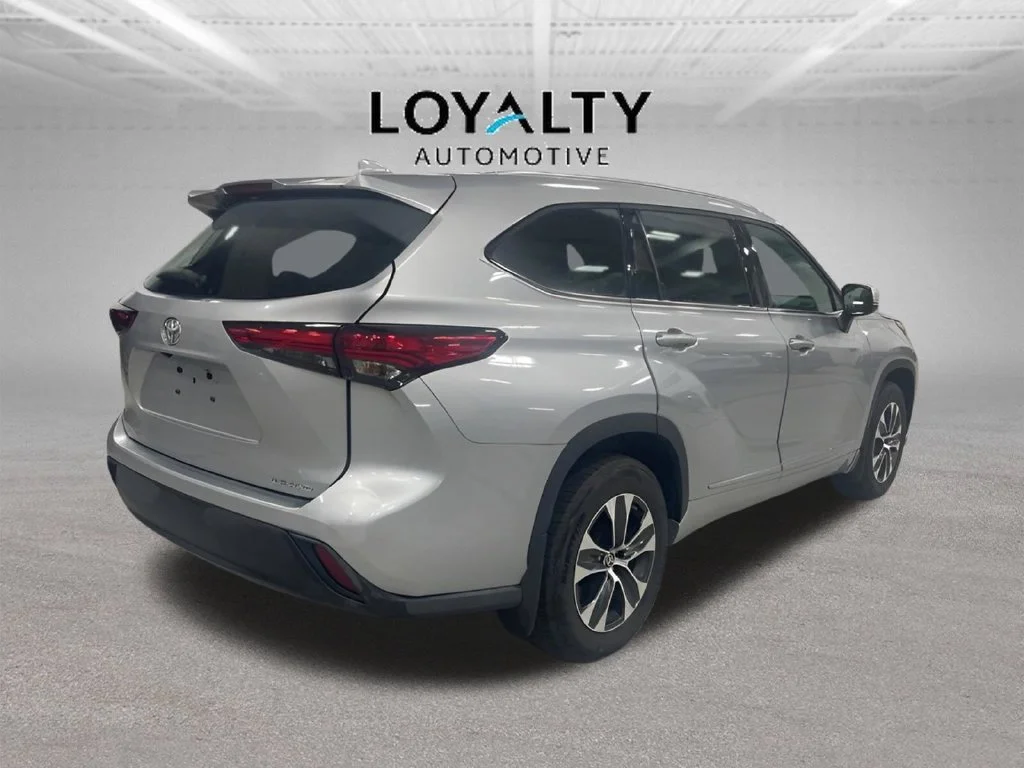 Used 2020 Silver Toyota XLE image 5